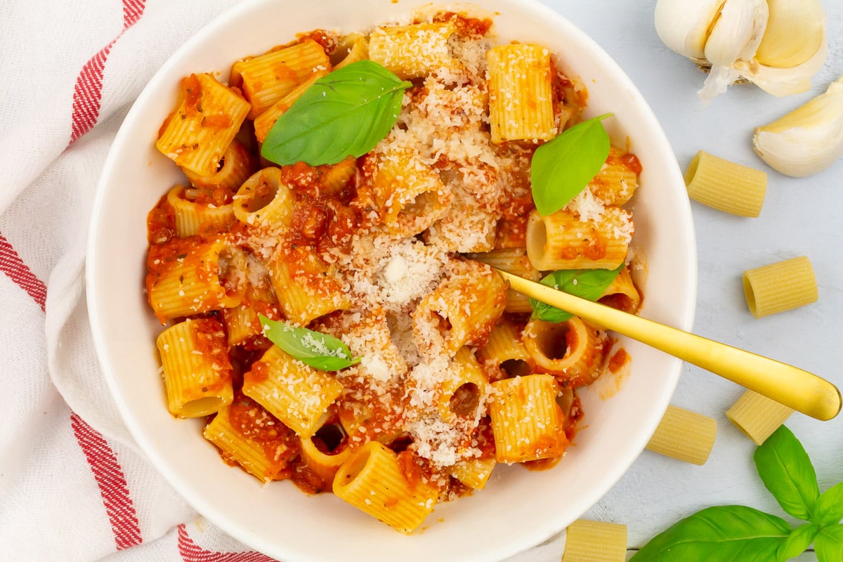 Pasta with marinara sauce